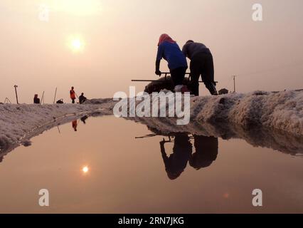 (150910) -- LIANYUNGANG, 10. September 2015 -- Arbeiter sammeln Rohsalz in Taibei Saltern in Lianyungang, Ostchinesische Provinz Jiangsu, 10. September 2015. Etwa 500.000 mu (33,333 Hektar) Rohsalzfelder begannen hier in eine Erntesaison. Das Salzproduktionsgebiet am Huaihe River ist eines der vier größten Salzfelder Chinas. ) (lfj) CHINA-JIANGSU-LIANYUNGANG-SALZERNTE (CN) GengxYuhe PUBLICATIONxNOTxINxCHN Lianyungang, 10. September 2015 Arbeiter sammeln Rohsalz in der Taibei-Salze in der ostchinesischen Provinz Lianyungang, 10. September 2015 in 33 333 der Provinz Jiangsu, rund 500 000 Mio. ha Rohsalzfelder Stockfoto