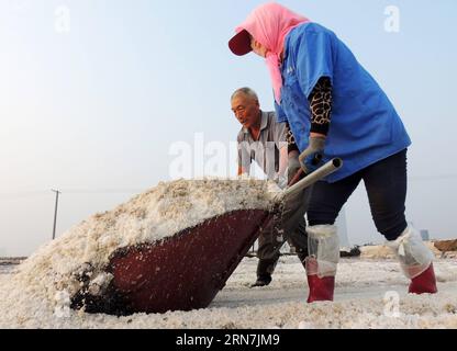 (150910) -- LIANYUNGANG, 10. September 2015 -- Arbeiter sammeln Rohsalz in Taibei Saltern in Lianyungang, Ostchinesische Provinz Jiangsu, 10. September 2015. Etwa 500.000 mu (33,333 Hektar) Rohsalzfelder begannen hier in eine Erntesaison. Das Salzproduktionsgebiet am Huaihe River ist eines der vier größten Salzfelder Chinas. ) (lfj) CHINA-JIANGSU-LIANYUNGANG-SALZERNTE (CN) GengxYuhe PUBLICATIONxNOTxINxCHN Lianyungang, 10. September 2015 Arbeiter sammeln Rohsalz in der Taibei-Salze in der ostchinesischen Provinz Lianyungang, 10. September 2015 in 33 333 der Provinz Jiangsu, rund 500 000 Mio. ha Rohsalzfelder Stockfoto