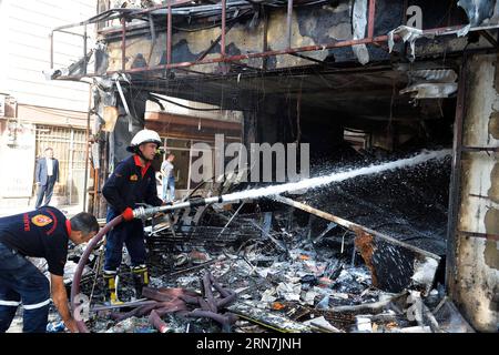 (150910) -- ANKARA, 10. September 2015 -- das kommunale Personal spritzt Wasser in das Büro der Demokratischen Volkspartei (HDP), das von Demonstranten in Ankara, Türkei, am 10. September 2015 zerstört wird. Die Führer der Regierungs- und Oppositionsparteien der Türkei forderten Ruhe, als die öffentliche Wut über die erneuten Konflikte zwischen den Regierungstruppen und den verbotenen Kurdischen Arbeiterpartei (PKK)-Rebellen wuchs. TÜRKEI-ANKARA-CONFLICTS MeritxMacit PUBLICATIONxNOTxINxCHN Ankara 10. September 2015 kommunales Personal spritzt Wasser an das Büro der Demokratischen Volkspartei HDP, das von Demonstranten in der Türkei Ankara zerstört WIRD Stockfoto