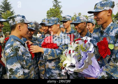 (150910) -- LIANYUNGANG, 10. September 2015 -- neue Rekruten jubeln sich gegenseitig im Volksarmee-Department des Bezirks Ganyu in der Stadt Lianyungang, ostchinesische Provinz Jiangsu, 10. September 2015. Die neuen Rekruten der Volksbefreiungsarmee und der paramilitärischen Polizei schlossen sich ihren Einheiten an, um ihre Pflicht im ganzen Land zu erfüllen. )(wjq) CHINA-MILITARY-NEW RECRUITS (CN) SixWei PUBLICATIONxNOTxINxCHN Lianyungang 10. September 2015 neue Rekruten jubeln sich gegenseitig in der Prominenten-S-ARMEE-Abteilung des Bezirks Ganyu in der Stadt Lianyungang in der ostchinesischen Provinz Jiangsu AN Stockfoto