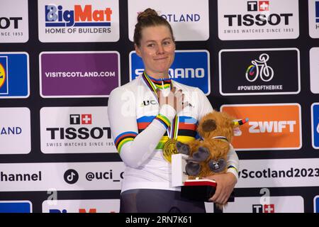 Jennifer Valente aus den USA auf dem Podium, Weltmeisterin im Women's Omnium, 2023 UCI Track Cycling World Championships, Stockfoto