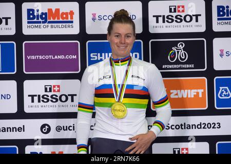 Jennifer Valente aus den USA auf dem Podium, Weltmeisterin im Women's Omnium, 2023 UCI Track Cycling World Championships, Stockfoto