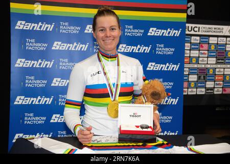 Jennifer Valente aus den USA auf dem Podium, Weltmeisterin im Women's Omnium, 2023 UCI Track Cycling World Championships, Stockfoto