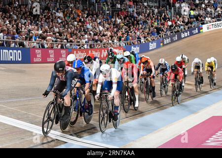 Jennifer Valente aus den USA führt das Feld während ihrer Goldmedaille im Frauen-Omnium an und wird zum zweiten Mal Weltmeisterin. Stockfoto