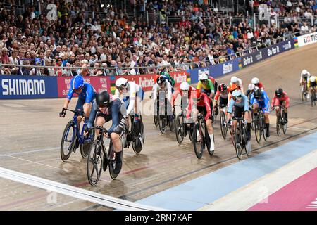 Jennifer Valente aus den USA führt das Feld während ihrer Goldmedaille im Frauen-Omnium an und wird zum zweiten Mal Weltmeisterin. Stockfoto