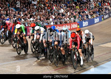 Jennifer Valente aus den USA führt das Feld während ihrer Goldmedaille im Frauen-Omnium an und wird zum zweiten Mal Weltmeisterin. Stockfoto