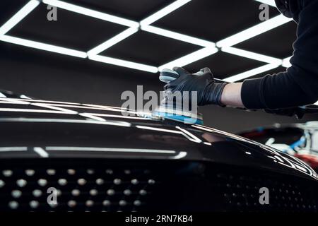 Die Hände eines professionellen Kfz-Servicemitarbeiters Stockfoto