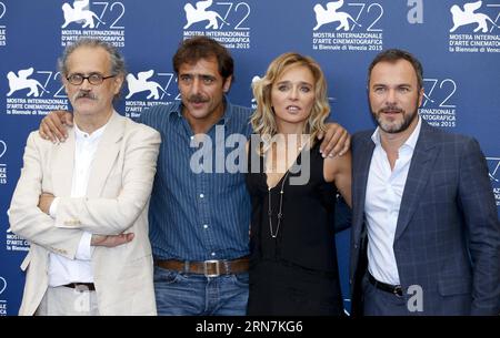 (150911) -- VENEDIG, 11. September 2015 -- Regisseur Giuseppe Gaudino, Schauspieler Adriano Giannini, Valeria Golino und Massimiliano Gallo (von L bis R) nehmen an einem Fototermin für per Amor Vostro während des 72. Filmfestivals von Venedig auf der Insel Lido in Venedig, Italien, 11. September 2015, Teil. ) ITALIEN-VENEDIG-FILM-FESTIVAL-72ND-PER AMOR VOSTRO-PHOTOCALL YexPingfan PUBLICATIONxNOTxINxCHN 150911 Venedig 11. September 2015 Regisseur Giuseppe Gaudino die Schauspieler Adriano Giannini Valeria Golino und Massimiliano Gallo von l bis r nehmen an einem Fotocall von per Amor vostro während des 72. Venedig Filmfestivals IM Lido Iceland in Venedig S Teil Stockfoto