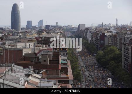 Zehntausende Menschen versammeln sich in Barcelona, um die Unabhängigkeit Kataloniens während des katalanischen Nationalfeiertags in der Meridiana Avenue in Barcelona, Spanien, am 11. September 2015 zu fordern. ) SPANIEN-BARCELONA-DEMENSTRATION-KATALONIEN-UNABHÄNGIGKEIT PauxBarrena PUBLICATIONxNOTxINxCHN Zehntausende Prominente versammeln sich in Barcelona, um während des katalanischen Nationalfeiertags IN DER Meridiana Avenue in Barcelona AM 11. September 2015 Spanien Barcelona Barcelona Catalonia Independence PauxBarrena PUBLICATIONxNOTxINxCHN zu fordern Stockfoto