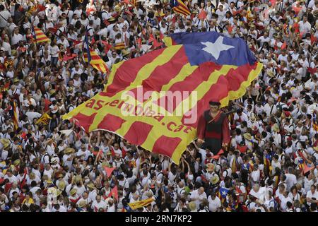 Zehntausende Menschen versammeln sich in Barcelona, um die Unabhängigkeit Kataloniens während des katalanischen Nationalfeiertags in der Meridiana Avenue in Barcelona, Spanien, am 11. September 2015 zu fordern. ) SPANIEN-BARCELONA-DEMENSTRATION-KATALONIEN-UNABHÄNGIGKEIT PauxBarrena PUBLICATIONxNOTxINxCHN Zehntausende Prominente versammeln sich in Barcelona, um während des katalanischen Nationalfeiertags IN DER Meridiana Avenue in Barcelona AM 11. September 2015 Spanien Barcelona Barcelona Catalonia Independence PauxBarrena PUBLICATIONxNOTxINxCHN zu fordern Stockfoto