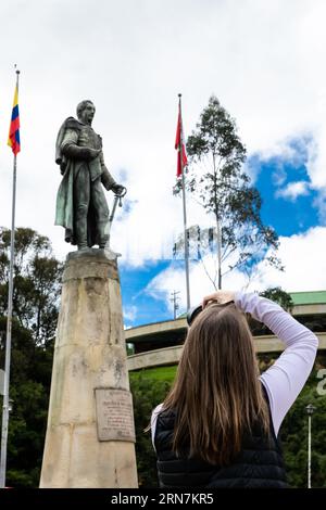 VENTAQUEMADA, KOLUMBIEN - AUGUST 2023. Weibliche Touristin fotografiert das Denkmal für General Francisco de Paula Santander, das vom berühmten Hist aus gesehen wird Stockfoto