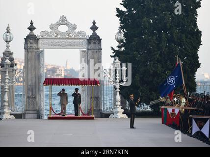 Der Vorsitzende des NATO-Militärkomitees General Petr Pavel (L) und der türkische Generalstabschef General Hulusi Akar (2. L) nehmen an der Begrüßungszeremonie vor der NATO-Konferenz des Militärkomitees 2015 im Dolmabahce-Palast von Istanbul, Türkei, am 11. September 2015 Teil. NATO-Oberbefehlshaber treffen sich am Freitag in Istanbul, um sicherheitspolitische Herausforderungen in der Ukraine und Syrien zu diskutieren, da die Spannungen zwischen den Rivalen über die Krise zunehmen. ) TÜRKEI-ISTANBUL-MILITÄR-NATO HexCanling PUBLICATIONxNOTxINxCHN Vorsitzender des NATO-Militärkomitees Gen Petr Pavel l und türkischer Generalstabschef Gen Hulusi Akar 2. L atte Stockfoto