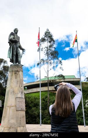 VENTAQUEMADA, KOLUMBIEN - AUGUST 2023. Weibliche Touristin fotografiert das Denkmal für General Francisco de Paula Santander, das vom berühmten Hist aus gesehen wird Stockfoto