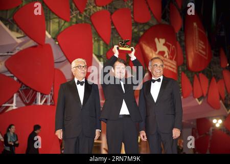 (150912) -- VENEDIG, 12. September 2015 -- der venezolanische Regisseur Lorenzo Vigas (C) posiert mit dem Präsidenten des Filmfestivals von Venedig Paolo Baratta (L) und dem Direktor des 72. Filmfestivals von Venedig Alberto Barbera, nachdem er den Goldenen Löwenpreis für seinen Film Desde Alla (aus Afar) gewonnen hat, während der Preisverleihung beim 72. Filmfestival von Venedig, im Lido von Venedig, Italien, 12. September 2015. Der venezolanische Film gewann den Goldenen Löwen für den besten Film, den höchsten Preis beim 72. Internationalen Filmfestival von Venedig, das hier am Samstag im Lido von Venedig geschlossen wurde. ITALIEN-VENEDIG-FILM-FESTIVAL-72ND-AWARD-G Stockfoto