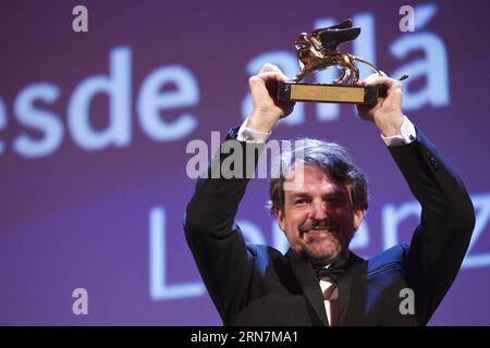 (150912) -- VENEDIG, 12. September 2015 -- der venezolanische Regisseur Lorenzo Vigas hält den Goldenen Löwen-Preis für seinen Film Desde Alla (aus Afar), während der Preisverleihung beim 72. Filmfestival von Venedig, im Lido von Venedig, Italien, 12. September 2015. Der venezolanische Film gewann den Goldenen Löwen für den besten Film, den höchsten Preis beim 72. Internationalen Filmfestival von Venedig, das hier am Samstag im Lido von Venedig geschlossen wurde. ITALIEN-VENEDIG-FILM-FESTIVAL-72ND-AWARD-GOLDENER LÖWE JinxYu PUBLICATIONxNOTxINxCHN Venedig 12. September 2015 venezolanischer Regisseur Lorenzo erhält den Goldenen Löwen-Preis für seinen Film Stockfoto