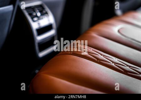 Braune Ledersitze in einem Fahrzeuginnenraum Stockfoto