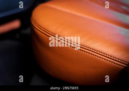 Braune Ledersitze in einem Fahrzeuginnenraum Stockfoto