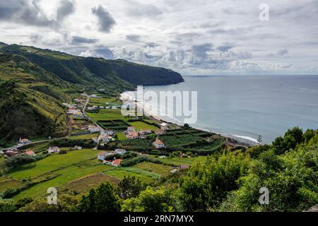 Aussichtspunkt auf Santa Maria Insel, Meer und Berge, Reise Azoren Inseln, Portugal. Stockfoto
