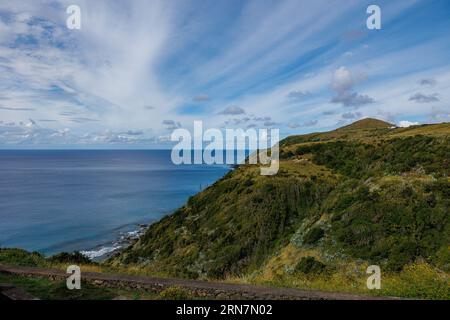Aussichtspunkt auf Santa Maria Insel, Meer und Berge, Reise Azoren Inseln, Portugal. Stockfoto