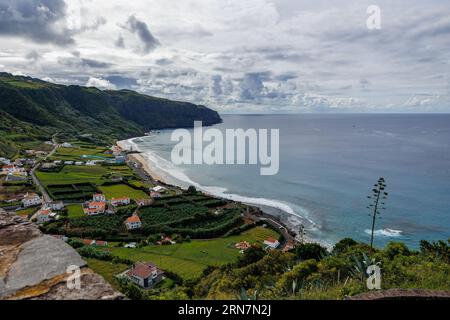 Aussichtspunkt auf Santa Maria Insel, Meer und Berge, Reise Azoren Inseln, Portugal. Stockfoto