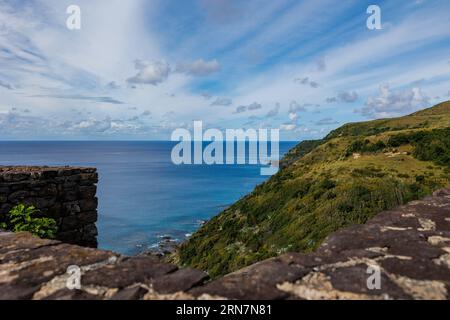 Aussichtspunkt auf Santa Maria Insel, Meer und Berge, Reise Azoren Inseln, Portugal. Stockfoto