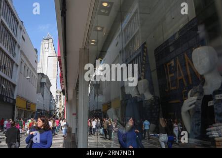 SAO PAULO, 14. September 2015 -- Leute laufen vor einem Geschäft, in der Innenstadt von Sao Paulo, Brasilien, am 14. September 2015. Nach Angaben der lokalen Presse, nachdem die Agentur Standard & Poor s die Risikobeurteilung Brasiliens in der vergangenen Woche auf das Niveau von BB+ reduziert hatte, eine von der brasilianischen Zentralbank veröffentlichte Umfrage ergab, dass die Prognose der Analisten des Finanzmarktes darauf hindeutete, dass die brasilianische Wirtschaft 2015 um 2,55 Prozent schrumpfen wird und 2016 mit einer Schrumpfung von 0,60 Prozent abschließen wird. Rahel Patrasso) (da) (sp) BRASILIEN-SAO PAULO-ECONOMY-CONTRACTION e RahelxPatrasso PUBLICATIONxNOTxINxCHN Sao Paulo, 14. September 2015 Stockfoto