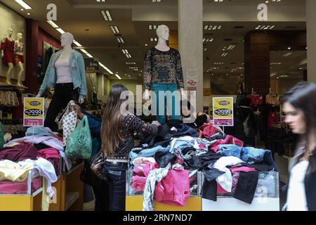 SAO PAULO, 14. September 2015 -- Frauen kaufen Kleidung in einem Geschäft in der Innenstadt von Sao Paulo, Brasilien, am 14. September 2015. Nach Angaben der lokalen Presse, nachdem die Agentur Standard & Poor s die Risikobeurteilung Brasiliens in der vergangenen Woche auf das Niveau von BB+ reduziert hatte, eine von der brasilianischen Zentralbank veröffentlichte Umfrage ergab, dass die Prognose der Analisten des Finanzmarktes darauf hindeutete, dass die brasilianische Wirtschaft 2015 um 2,55 Prozent schrumpfen wird und 2016 mit einer Schrumpfung von 0,60 Prozent abschließen wird. Rahel Patrasso) (da) (sp) BRASILIEN-SAO PAULO-ECONOMY-CONTRACTION e RahelxPatrasso PUBLICATIONxNOTxINxCHN Sao Paulo 14. September 2015 wo Stockfoto