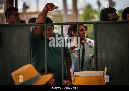 ZULIA, 14. September 2015 -- Menschen warten auf die Überquerung des Grenzübergangs Paraguachon, der Gemeinde Guajira, im Bundesstaat Zulia, Venezuela, am 14. September, 2015. die Spannungen zwischen Venezuela und Kolumbien haben sich seit dem letzten Monat verschärft, als der venezolanische Präsident Nicolas Maduro im vergangenen Monat angeordnet hatte, mehrere große Grenzübergänge zu Kolumbien zu schließen, und im vergangenen Monat 1.300 Kolumbianer deportiert hatte, was seiner Meinung nach eine harte Bekämpfung von Schmuggel und Kriminalität war. Boris Vergara) VENEZUELA-ZULIA-COLOMBIA-SECURITY-FRONTIER e BorisxVergara PUBLICATIONxNOTxINxCHN Zulia 14. September 2015 Prominente warten auf den Grenzpass von Guajira m Stockfoto