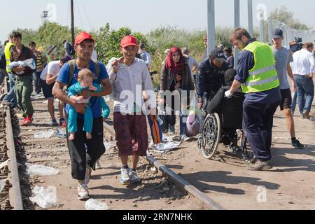 ROSZKE, 14. September 2015 -- die letzte Welle illegaler Migranten reist an der Grenze zu Serbien nach Ungarn ein, bevor der letzte offene Punkt an der Grenze bei Roszke, Ungarn, am 14. September 2015 geschlossen wurde. Die ungarischen Behörden rollten einen rasierverdrahteten Eisenbahnwagen auf das offene Gleis, das am Montag den letzten offenen Punkt an der Ungarisch-serbischen Grenze in Roszke markierte. UNGARN-ROSZKE-MIGRATION-BORDER CLOSING AttilaxVolgyi PUBLICATIONxNOTxINxCHN Roszke 14. September 2015 die Lastwelle illegaler Migranten reist AN DER Grenze zu Serbien nach Ungarn ein, bevor der Load Open Point AN der Grenze bei Roszke GESCHLOSSEN wird Stockfoto