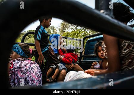 ZULIA, 14. September 2015 -- Menschen warten, während sie versuchen, die mautpflichtige Brücke des Flusses Limon zu überqueren, im Grenzstaat mit Kolumbien Zulia, Venezuela, am 14. September 2015. Die Spannungen zwischen Venezuela und Kolumbien haben sich seit dem letzten Monat verschärft, als der venezolanische Präsident Nicolas Maduro im vergangenen Monat angeordnet hat, mehrere große Grenzübergänge zu Kolumbien zu schließen, und im vergangenen Monat 1.300 Kolumbianer deportiert hat, was seiner Meinung nach eine harte Bekämpfung von Schmuggel und Kriminalität war. Boris Vergara) VENEZUELA-ZULIA-COLOMBIA-SECURITY-FRONTIER e BorisxVergara PUBLICATIONxNOTxINxCHN Zulia 14. September 2015 Prominente warten beim Versuch, Cros zu erreichen Stockfoto