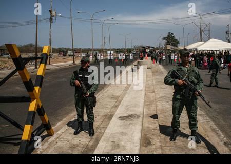 ZULIA, 14. September 2015 -- venezolanische Soldaten beobachten am 14. September am Grenzübergang Paraguachon der Gemeinde Guajira im Bundesstaat Zulia, Venezuela, 2015. die Spannungen zwischen Venezuela und Kolumbien haben sich seit dem letzten Monat verschärft, als der venezolanische Präsident Nicolas Maduro im vergangenen Monat angeordnet hatte, mehrere große Grenzübergänge zu Kolumbien zu schließen, und im vergangenen Monat 1.300 Kolumbianer deportiert hatte, was seiner Meinung nach eine harte Bekämpfung von Schmuggel und Kriminalität war. Boris Vergara) VENEZUELA-ZULIA-COLOMBIA-SECURITY-FRONTIER e BorisxVergara PUBLICATIONxNOTxINxCHN Zulia 14. September 2015 venezolanische Soldaten beobachten den Grenzpass von o Stockfoto