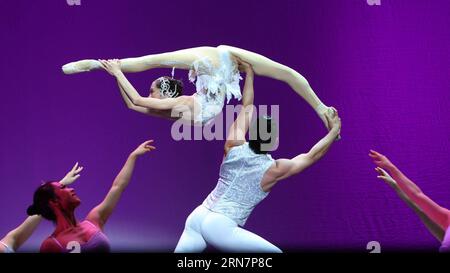 Das am 26. Februar 2011 aufgenommene Dateifoto zeigt chinesische Akrobaten, die während des Cultures of China, Festival of Spring Chinese New Year Acrobatic Spectacular in New York, USA, Stunt spielen. Der kulturelle Austausch zwischen China und den Vereinigten Staaten hat in den letzten Jahren eine starke Dynamik erreicht, und die Bürger New Yorks genossen verschiedene Formen der chinesischen Kultur. ) US-NEW YORK-CHINESISCHE KUNST LiuxXin PUBLICATIONxNOTxINxCHN Datei Foto aufgenommen AM 26 2011. Februar zeigt chinesische Akrobaten Stunt während des Festivals Cultures of China des Frühlings Chinesisches Neujahrsakrobatik spektakulär in New York der UN Stockfoto