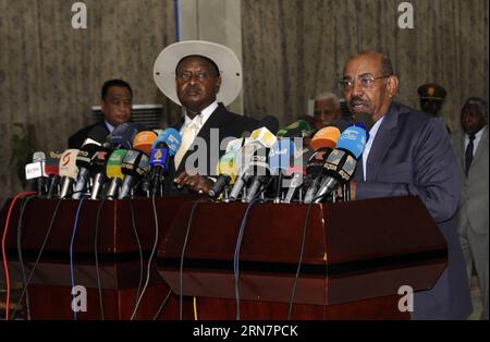 KHARTUM, 16. September 2015 -- der sudanesische Präsident Omar al-Bashir (R) und sein Uganda-Amtskollege Yoweri Museveni nahmen am 16. September 2015 an einer gemeinsamen Pressekonferenz in Khartum, der Hauptstadt des Sudan, Teil. Der Sudan und Uganda einigten sich am Mittwoch darauf, eine neue Seite in ihren bilateralen Beziehungen zu eröffnen und sich für die Überwindung aller Barrieren einzusetzen, die die Beziehungen zwischen Khartum und Kampala überschatten. ) SUDAN-KHARTUM-UGANDA-DIPLOMATIE HohammedxBabiker PUBLICATIONxNOTxINxCHN Khartoum 16. September 2015 sudanesischer Präsident Omar Al Bashir r und sein Uganda Part Yoweri Museveni Veni nehmen an einer gemeinsamen Pressekonferenz in der Hauptstadt Khartum Teil Stockfoto