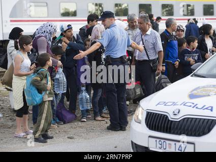 (150917) -- DUGO SELO, 17. September 2015 -- Flüchtlinge warten auf Busse am Bahnhof in Dugo Selo, östlich von Zagreb, Hauptstadt Kroatiens, 17. September 2015. Kroatien würde keinen freien Korridor zur Europäischen Union öffnen, wie einige befürchteten, sagte der kroatische Innenminister Ranko Ostojic am Mittwochabend. ) (zw) KROATIEN-DUGO SELO-REFUGEES MisoxLisanin PUBLICATIONxNOTxINxCHN Dugo Selo 17. September 2015 Flüchtlinge warten auf Busse AM Bahnhof in Dugo Selo östlich von Zagreb Hauptstadt Kroatiens 17. September 2015 Kroatien würde keinen freien Korridor zur Europäischen Union eröffnen, wie einige befürchtete kroatische Interio Stockfoto