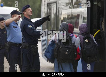 (150917) -- DUGO SELO, 17. September 2015 -- Flüchtlinge steigen in einen Bus, während die Polizei den Bahnhof in Dugo Selo, östlich von Zagreb, Hauptstadt Kroatiens, am 17. September 2015 beobachtet. Kroatien würde keinen freien Korridor zur Europäischen Union öffnen, wie einige befürchteten, sagte der kroatische Innenminister Ranko Ostojic am Mittwochabend. ) (zw) KROATIEN-DUGO SELO-FLÜCHTLINGE MisoxLisanin PUBLICATIONxNOTxINxCHN Dugo Selo 17. September 2015 Flüchtlinge gehen AN Bord eines Busses, während DIE Polizei AM Bahnhof in Dugo Selo östlich von Zagreb, Hauptstadt Kroatiens, schaut. September 2015 Kroatien würde keinen freien Korridor zur Europäischen Union A eröffnen Stockfoto