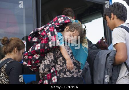 (150917) -- DUGO SELO, 17. September 2015 -- Flüchtlinge steigen in einen Bus am Bahnhof in Dugo Selo, östlich von Zagreb, Hauptstadt Kroatiens, 17. September 2015. Kroatien würde keinen freien Korridor zur Europäischen Union öffnen, wie einige befürchteten, sagte der kroatische Innenminister Ranko Ostojic am Mittwochabend. ) (zw) KROATIEN-DUGO SELO-REFUGEES MisoxLisanin PUBLICATIONxNOTxINxCHN Dugo Selo 17. September 2015 Flüchtlinge steigen AM Bahnhof in Dugo Selo östlich der kroatischen Hauptstadt Zagreb ein. September 2015 Kroatien würde keinen freien Korridor zur Europäischen Union eröffnen, wie einige befürchtete kroatische Innenminister Stockfoto