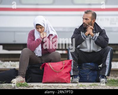 (150917) -- DUGO SELO, 17. September 2015 -- Flüchtlinge warten auf Busse am Bahnhof in Dugo Selo, östlich von Zagreb, Hauptstadt Kroatiens, 17. September 2015. Kroatien würde keinen freien Korridor zur Europäischen Union öffnen, wie einige befürchteten, sagte der kroatische Innenminister Ranko Ostojic am Mittwochabend. ) (zw) KROATIEN-DUGO SELO-REFUGEES MisoxLisanin PUBLICATIONxNOTxINxCHN Dugo Selo 17. September 2015 Flüchtlinge warten auf Busse AM Bahnhof in Dugo Selo östlich von Zagreb Hauptstadt Kroatiens 17. September 2015 Kroatien würde keinen freien Korridor zur Europäischen Union eröffnen, wie einige befürchtete kroatische Interio Stockfoto