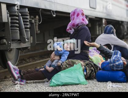 (150917) -- DUGO SELO, 17. September 2015 -- Flüchtlinge warten auf Busse am Bahnhof in Dugo Selo, östlich von Zagreb, Hauptstadt Kroatiens, 17. September 2015. Kroatien würde keinen freien Korridor zur Europäischen Union öffnen, wie einige befürchteten, sagte der kroatische Innenminister Ranko Ostojic am Mittwochabend. ) (zw) KROATIEN-DUGO SELO-REFUGEES MisoxLisanin PUBLICATIONxNOTxINxCHN Dugo Selo 17. September 2015 Flüchtlinge warten auf Busse AM Bahnhof in Dugo Selo östlich von Zagreb Hauptstadt Kroatiens 17. September 2015 Kroatien würde keinen freien Korridor zur Europäischen Union eröffnen, wie einige befürchtete kroatische Interio Stockfoto