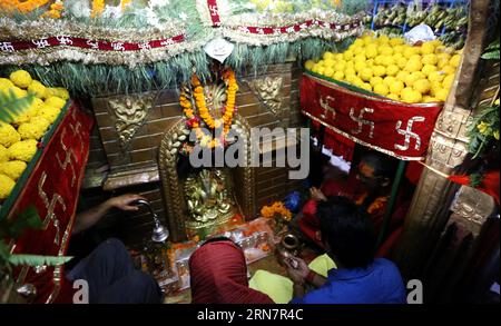 (150918) -- KATHMANDU, 17. September 2015 -- hinduistische Gläubige beten während des Ganesh Chaturthi Festivals im Ganesh Tempel in Kathmandu, Nepal, 17. September 2015. Das Festival markiert den Geburtstag von Lord Ganesha, der von Hindus weithin als Gott der Weisheit, des Wohlstands und des Glücks verehrt wird. NEPAL-KATHMANDU-GANESH CHATURTHI FESTIVAL SunilxSharma PUBLICATIONxNOTxINxCHN KATHMANDU 17. September 2015 hinduistische Gläubige beten während des Ganesh Chaturthi Festivals IM Ganesh Tempel in Kathmandu Nepal 17. September 2015 das Festival markiert den Geburtstag von Lord Ganesha, der von Hindus weithin als T verehrt WIRD Stockfoto