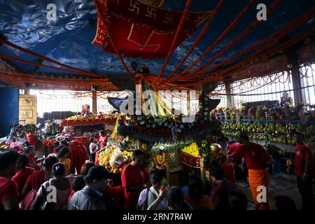 (150918) -- KATHMANDU, 17. September 2015 -- hinduistische Gläubige versammeln sich, um während des Ganesh Chaturthi Festivals im Ganesh Tempel in Kathmandu, Nepal, am 17. September 2015 zu beten. Das Festival markiert den Geburtstag von Lord Ganesha, der von Hindus weithin als Gott der Weisheit, des Wohlstands und des Glücks verehrt wird. NEPAL-KATHMANDU-GANESH CHATURTHI FESTIVAL SunilxSharma PUBLICATIONxNOTxINxCHN KATHMANDU 17. September 2015 hinduistische Gläubige versammeln sich, um während des Ganesh Chaturthi Festivals IM Ganesh Tempel in Kathmandu Nepal am 17. September 2015 zu beten das Festival markiert den Geburtstag von Lord Ganesha, der weithin getragen WIRD Stockfoto