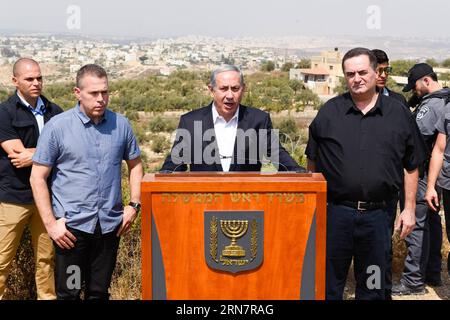 (150918) -- JERUSALEM, 18. September 2015 -- der israelische Premierminister Benjamin Netanjahu (C) spricht am 16. September 2015 an einer israelischen Militärbasis an der Straße 443, die von Modi nach Jerusalem führt. Der israelische Premierminister Benjamin Netanjahu sagte am Donnerstag, dass die palästinensische Aufstachelung für den jüngsten Ausbruch von Gewalt in Jerusalems Flammenpunkt-Tempelberg verantwortlich sei. Israel handelt gegen die Gewalt auf dem Tempelberg, teilte Netanjahu dem UN-Generalsekretär Ban Ki-moon in einem Telefonanruf mit, nachdem dieser Bedenken über die jüngste Gewalt geäußert hatte, die um die Stätte in Ostjerusalem wütet, die bo heilig ist Stockfoto
