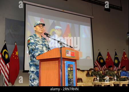 (150918) -- SELANGOR, 18. September 2015 -- Yi Xiaoguang (L), stellvertretender Generalstabschef der chinesischen Volksbefreiungsarmee, spricht bei der Eröffnungszeremonie der gemeinsamen militärischen Übung in Selangor, Malaysia, am 18. September 2015. Chinesische und malaysische Streitkräfte haben hier am Freitag ihre erste gemeinsame militärische Übung gestartet, um die strategische Partnerschaft zwischen den beiden Ländern zu vertiefen. ) MALAYSIA-SELANGOR-CHINA-MILITÄRÜBUNG JiangxShan PUBLICATIONxNOTxINxCHN SELANGOR 18. September 2015 Yi Xiaoguang l Stellvertretender Generalstabschef der chinesischen Berühmtheiten S Liberation Army Sp Stockfoto