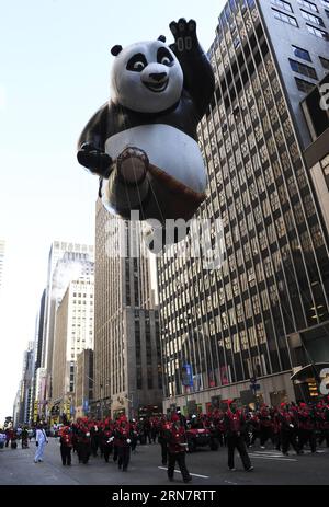 (150919) -- PEKING, 19. September 2015 -- der Kong Fu Panda Ballon schwimmt bei der 86. Macy s Thanksgiving Day Parade in New York, USA, 22. November 2012. Immer mit ihren verschlafenen dunklen Kreisen, immer getrennt, sind die molligen bärenartigen Tiere wahrscheinlich die coolsten Diplomaten in der Geschichte der Beziehungen zwischen China und den USA. Seit Pandora, der erste offiziell in den Vereinigten Staaten eingeführte Riesenpanda, 1938 in San Francisco ankam, tourten Dutzende von Riesenpandas in 13 Zoos in den Vereinigten Staaten. Einige wurden dort geboren. Einige haben den Rest ihres Lebens dort verbracht. Sie haben gewonnen Stockfoto