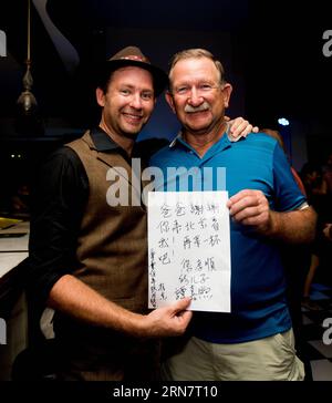 (150919) -- PEKING, 19. September 2015 -- Joshua Dominick (L) bedankt sich für den Besuch seines Vaters in einer Bar in Peking, der Hauptstadt Chinas, am 9. September 2015. Joshua Dominick, ein junger amerikanischer Mann, unterrichtet Swing Dance als Freiwilliger im Cat s Corner Studio in Guomao, CBD-Gebiet von Peking. Seiner Ansicht nach ist Peking eine Stadt mit kulturellem Bezug. Er mag verschiedene traditionelle Elemente der Stadt. 1998 kam Joshua zum ersten Mal als Student nach Peking. Nachdem er sich in dieser orientalischen Stadt niedergelassen hatte, beschäftigte er sich hauptsächlich mit der Übersetzung. In der Freizeit mag Joshua danc Stockfoto