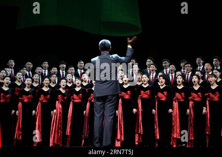 (150919) -- PEKING, 19. September 2015 -- Studenten der Zentralen Schauspielakademie führen bei der Eröffnungszeremonie des 4. Internationalen Theaterfestivals der Globalen Allianz der Theaterschulen (GATS) in Peking, der Hauptstadt Chinas, am 19. September 2015 einen Chor auf. Das 4. GATS International Theatre Festival wurde hier am Samstag vorgestellt. Schüler von Theaterschulen aus China, Bulgarien, Deutschland usw. werden während der neuntägigen Veranstaltung vier Preise gewinnen. Die Global Alliance of Theatre Schools wurde auf Initiative der Organisation der Vereinten Nationen für Bildung, Wissenschaft und Kultur gegründet. Die Internationale Stockfoto