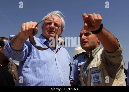 Der UN-Untergeneralsekretär für humanitäre Angelegenheiten, Stephen O Brien (L), besucht ein Flüchtlingscamp, in dem syrische Flüchtlinge untergebracht sind, in der Nähe der Stadt Mafraq, Jordanien, 19. September 2015. Der UN-Untergeneralsekretär für humanitäre Angelegenheiten, Stephen O Brien, besucht Jordanien, um sich mit Regierungsvertretern und syrischen Flüchtlingen im Land zu treffen. ) JORDAN-UN-O BRIEN-VISIT-REFUGEE CAMP MohammadxAbuxGhosh PUBLICATIONxNOTxINxCHN der UN-Generalsekretär für humanitäre Angelegenheiten Stephen O Brien l besucht ein Flüchtlingscamp Thatcher beherbergt syrische Flüchtlinge in der Nähe der Stadt Mafraq Jordanien 19. September 2015 T Stockfoto