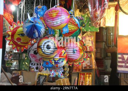 (150919) -- HANOI, 19. September 2015 -- Foto aufgenommen am 19. September 2015 zeigt verschiedene Laternen zum Verkauf in Hanoi, Vietnam. Die Menschen in vietnam kaufen alle Arten von Laternen, um das bevorstehende Mid-Herbstfest zu feiern. ) VIETNAM-HANOI-MITTE-HERBST FESTIVAL-FEIER LexYanna PUBLICATIONxNOTxINxCHN Hanoi September 19 2015 Foto aufgenommen AM September 19 2015 zeigt verschiedene Laternen zum Verkauf in Hanoi Vietnam Prominente in Vietnam Kaufen Sie alle Arten von Laternen, um das bevorstehende Mid Autumn Festival Vietnam Hanoi Mid Autumn Festival Celebration LexYanna PUICATIONxNOTxINXINCHN zu feiern Stockfoto