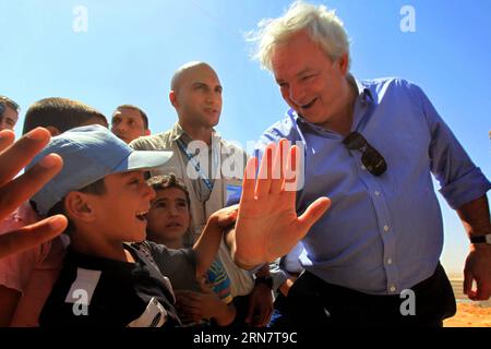 Der UN-Untergeneralsekretär für humanitäre Angelegenheiten, Stephen O Brien (R), besucht ein Flüchtlingscamp, in dem syrische Flüchtlinge untergebracht sind, in der Nähe der Stadt Mafraq, Jordanien, 19. September 2015. Der UN-Untergeneralsekretär für humanitäre Angelegenheiten, Stephen O Brien, besucht Jordanien, um sich mit Regierungsvertretern und syrischen Flüchtlingen im Land zu treffen. ) JORDAN-UN-O BRIEN-VISIT-REFUGEE CAMP MohammadxAbuxGhosh PUBLICATIONxNOTxINxCHN der UN-Generalsekretär für humanitäre Angelegenheiten Stephen O Brien r besucht ein Flüchtlingscamp Thatcher beherbergt syrische Flüchtlinge in der Nähe der Stadt Mafraq Jordanien 19. September 2015 T Stockfoto