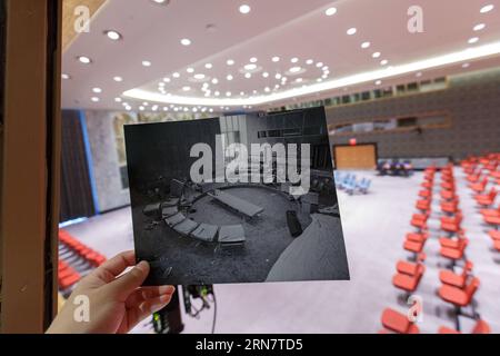 Das am 17. September 2015 aufgenommene Foto zeigt die Kammer des Sicherheitsrats des neuen ständigen Hauptquartiers der Vereinten Nationen in New York, den Vereinigten Staaten, verglichen mit einem Foto, das am 21. Juli 1951 an derselben Stelle aufgenommen wurde, als die Kammer renoviert wurde. Im Jahr 1945 trafen sich Vertreter von 50 Ländern in San Francisco auf der Konferenz der Vereinten Nationen über die Internationale Organisation, um die Charta der Vereinten Nationen auszuarbeiten, die am 26. Juni 1945 von Vertretern von 50 Ländern unterzeichnet wurde. Die Vereinten Nationen wurden offiziell am 24. Oktober 1945 gegründet, als die Charta von ratifiziert worden war Stockfoto