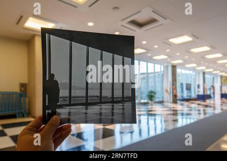 Das am 19. September 2015 aufgenommene Foto zeigt die Hauptlobby des Sekretariats der Vereinten Nationen in New York, verglichen mit einem Foto, das 1952 am selben Ort aufgenommen wurde. Im Jahr 1945 trafen sich Vertreter von 50 Ländern in San Francisco auf der Konferenz der Vereinten Nationen über die Internationale Organisation, um die Charta der Vereinten Nationen auszuarbeiten, die am 26. Juni 1945 von Vertretern von 50 Ländern unterzeichnet wurde. Die Vereinten Nationen wurden offiziell am 24. Oktober 1945 gegründet, als die Charta von China, Frankreich, der Sowjetunion, dem Vereinigten Königreich, den Vereinigten Staaten und mit der Mehrheit von OT ratifiziert worden war Stockfoto